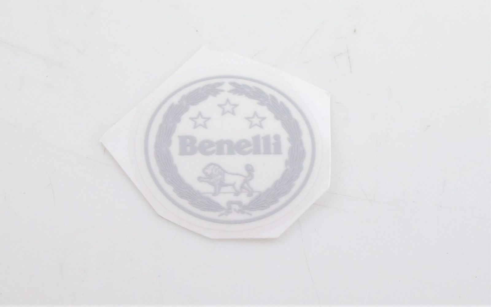 Samolepka ,bílá 05535P10GT06 ( 4 ) Benelli